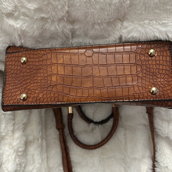 Brown faux crocodile leather purse with handles adjustable strap. - Picture 5 of 10